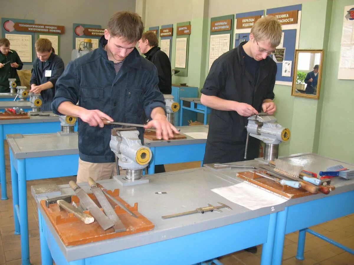 Ученики пту. Среднее профессиональное образование профессии. Колледж техникум пту лицей. Образование профессионально технических училищ. Образование профессионально технических училищ.