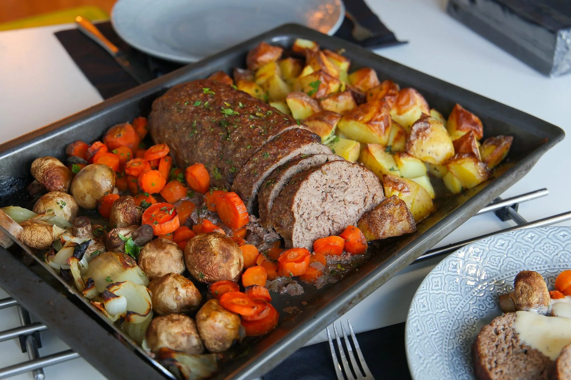 Рецепты в духовке с фото. Мясо запеченное с овощами. Мясо с овощами в духовке. Мясо запечённое в духовке с овощами. Свинина с овощами в духовке.