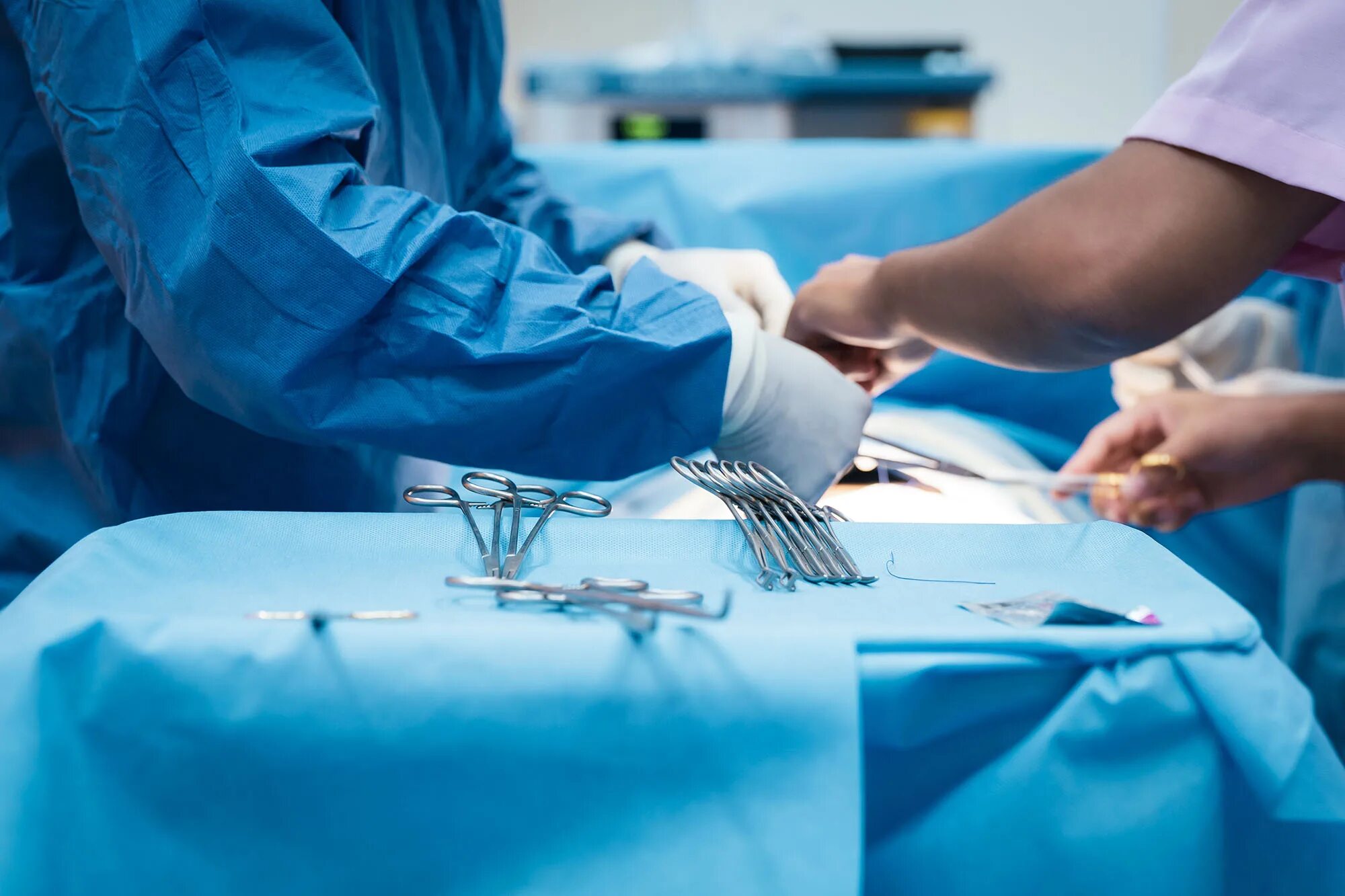 Пересадка органа от донора. Трансплантация органов и тканей. Трансплантация это в медицине. Пациент на операционном столе. Пациент на операперационном столн.