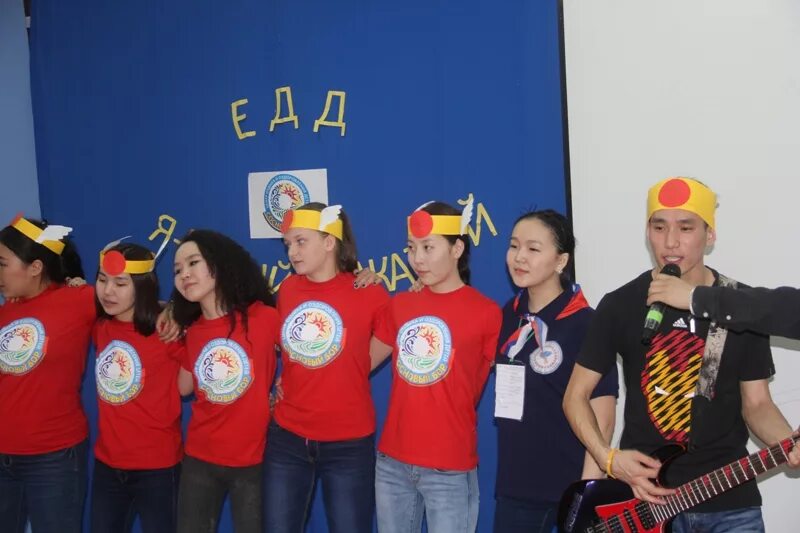 красивые вожатые. отряд в лагере. дети и вожатые в лагере. вожатые и дети. юные вожатые.