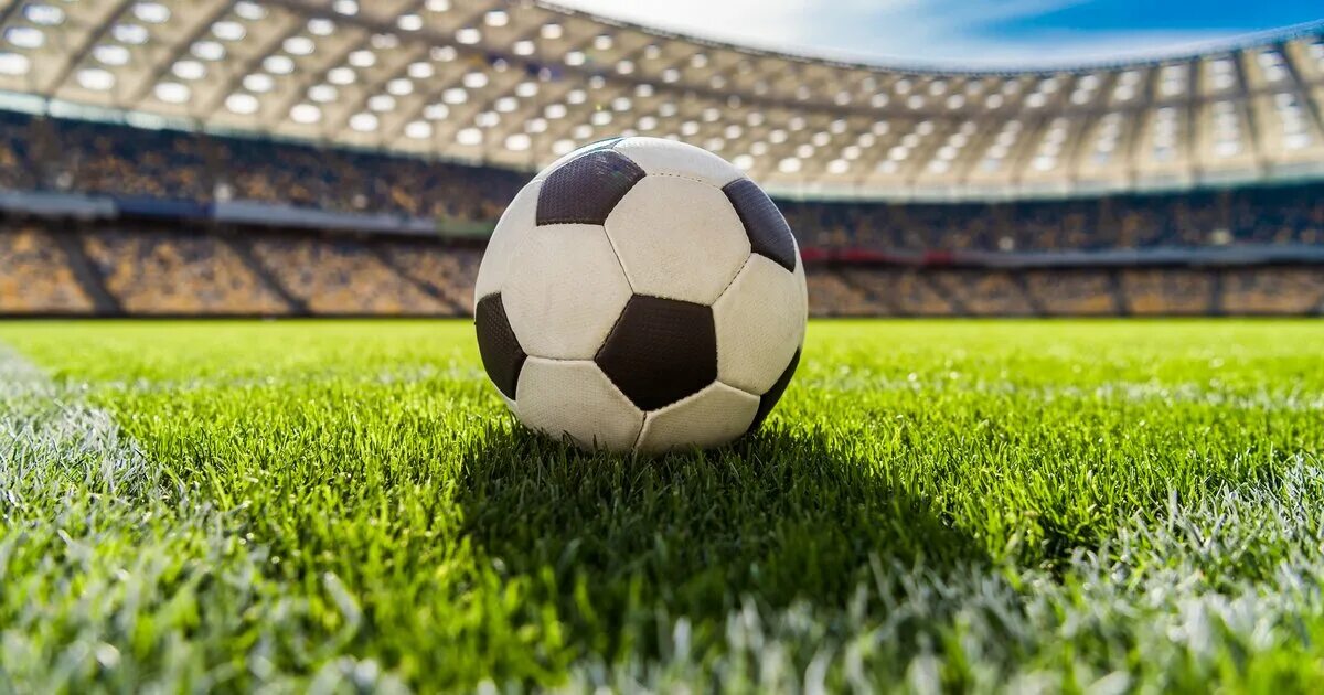 Мячик футбольный на поле. Футбольный мяч на поле. Футбольный мяч на поле. Хобби футбол. Футбольное поле.