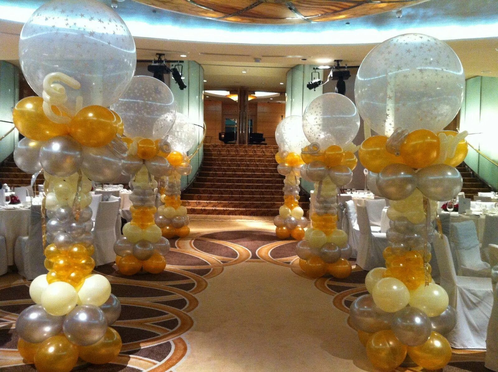 Оформление зала воздушными шарами. Украшение шарами. Шары для украшения зала. Украшение стол,f шарами. Необычное украшение шарами.