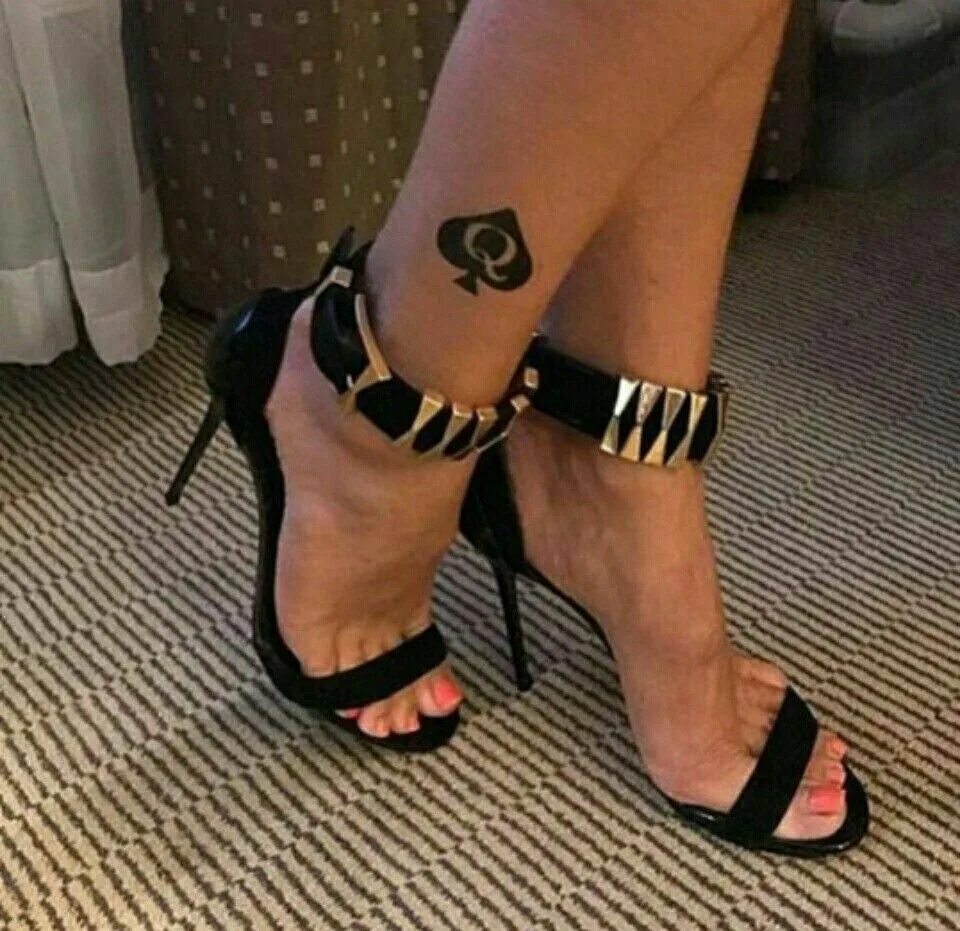 Alexandra qos. Тату queen of spades. qos тату. тату bbc. тату queen of spades feet.