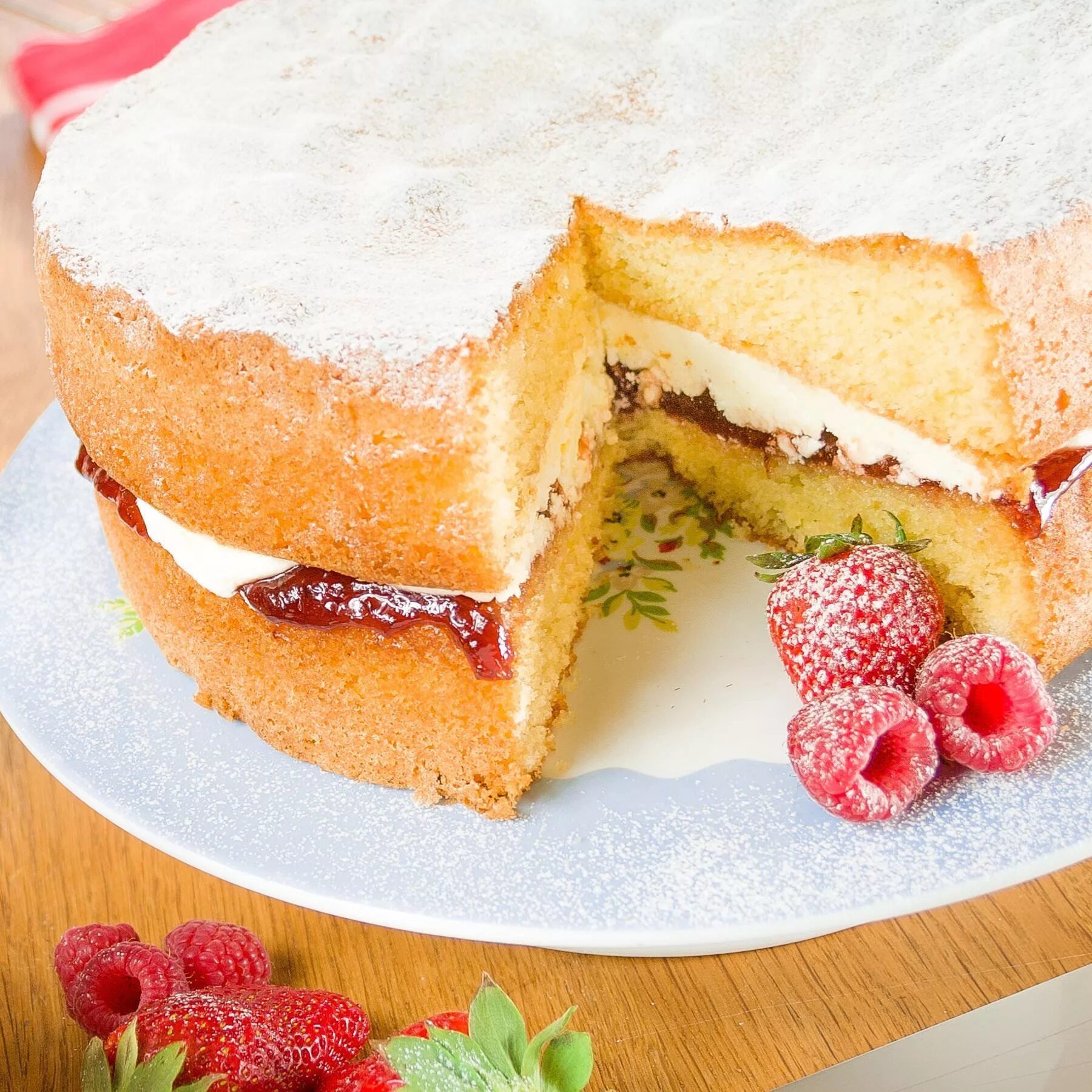 Кусочек бисквита. Victoria Sponge Cake бисквит королевы Виктории. Бисквит Sponge Cake. Бисквитный торт. Торт из бисквитного теста.