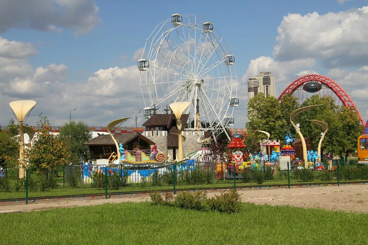 Крылатское парк аттракционов. Парк аттракционов в Москве Крылатское. Крылатское парк сказка аттракционы. Парк Крылатские холмы аттракционы.