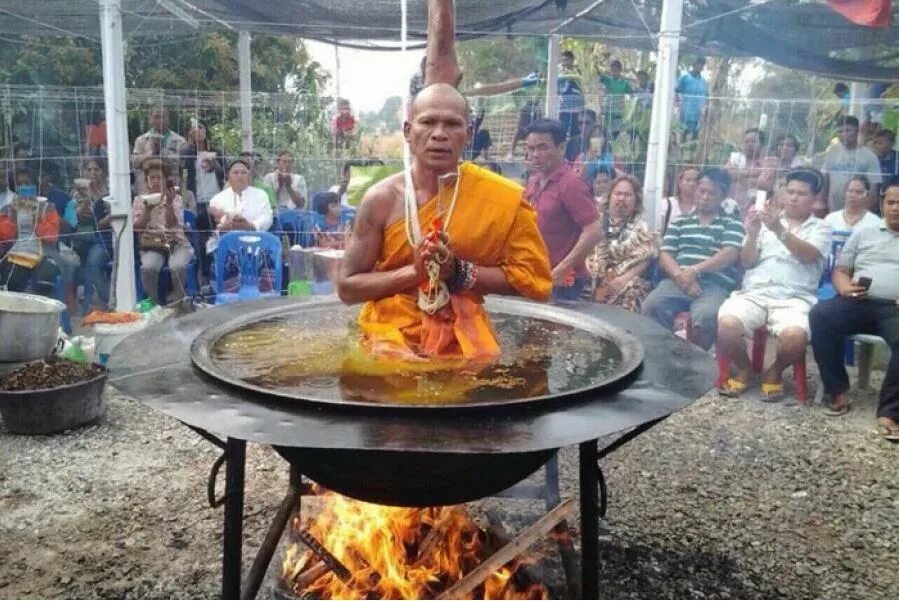 Народ кипит. Тхить Куанг дык вьетнамский монах. Йог на углях. Тибетский монах.в чане.