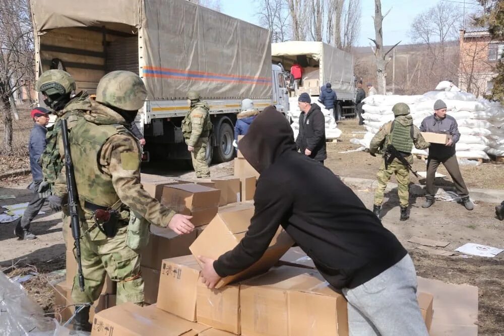 Необходимость военной операции. Гуманитарная помощь военным. Гуманитарный груз на Украину. Гуманитарка для военных. Раздача гуманитарной помощи военными на Украине.