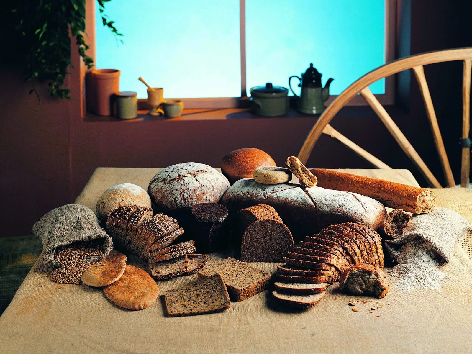Bread table. Хлеб фон. Хлебобулочные изделия вид сверху. Выпечка на деревянном фоне. Выпечка.