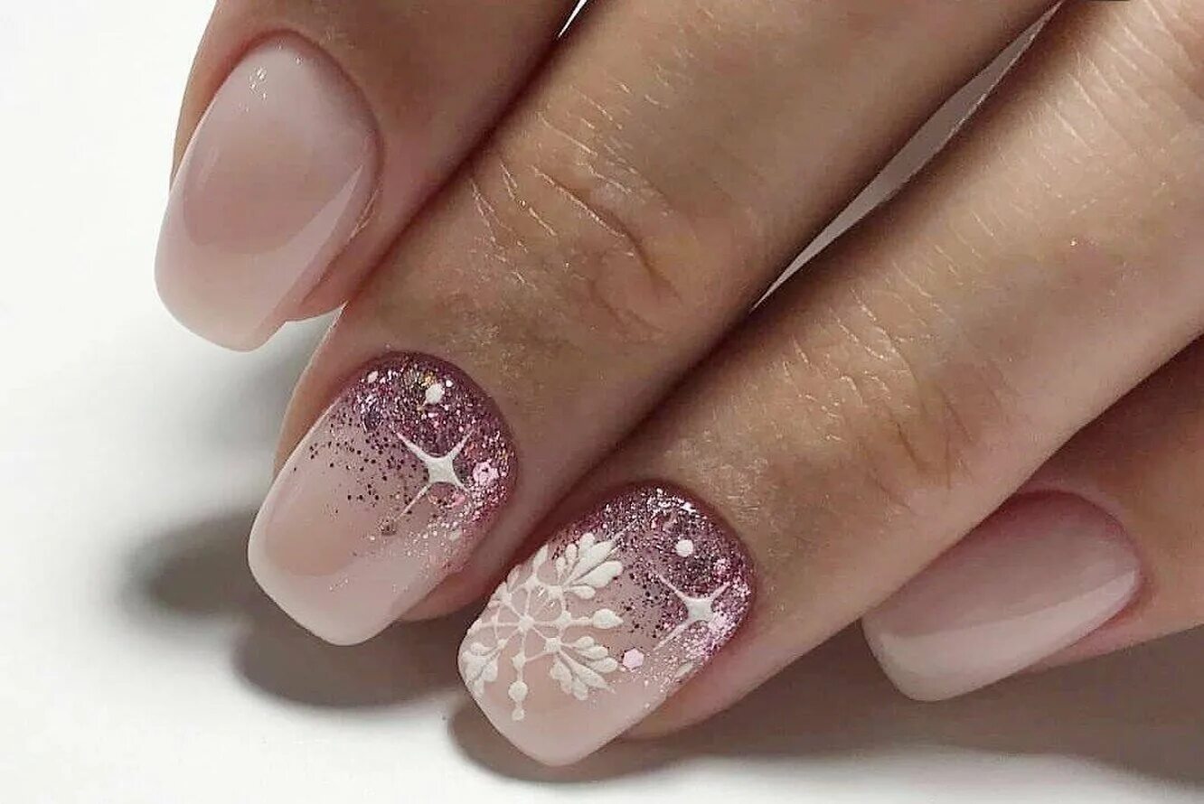 Ногти короткие. Нежный маникюр. Маникюр на новый год нежный на короткие. Маникюр на новый год нежный на короткие. Новогодний маникюр нюдовых тонах.