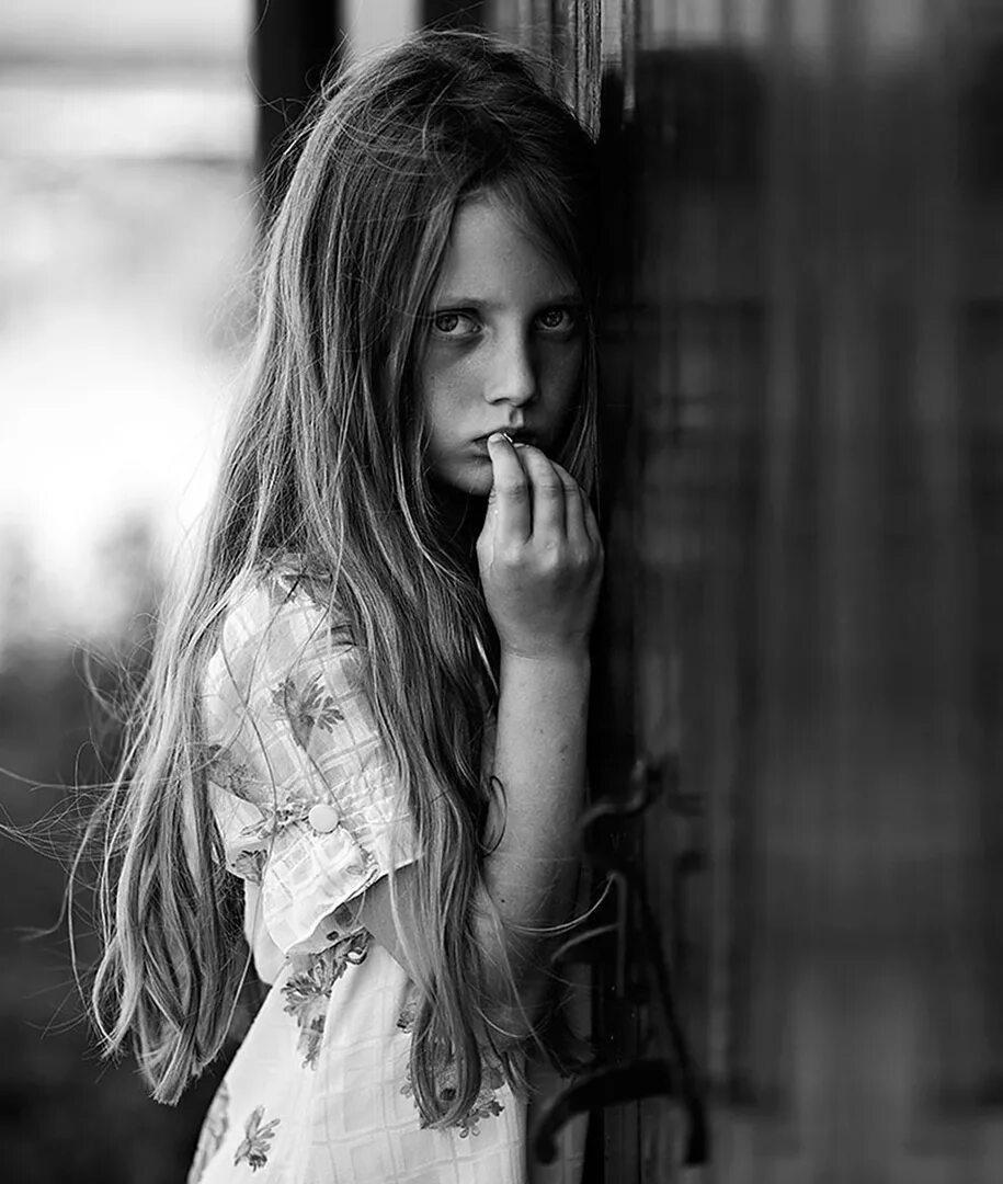 Черно белая фотография девочки. Известные фотографы-детское ню. Девочка. Черно белая фотография девочки. Фотопортрет черно белый.