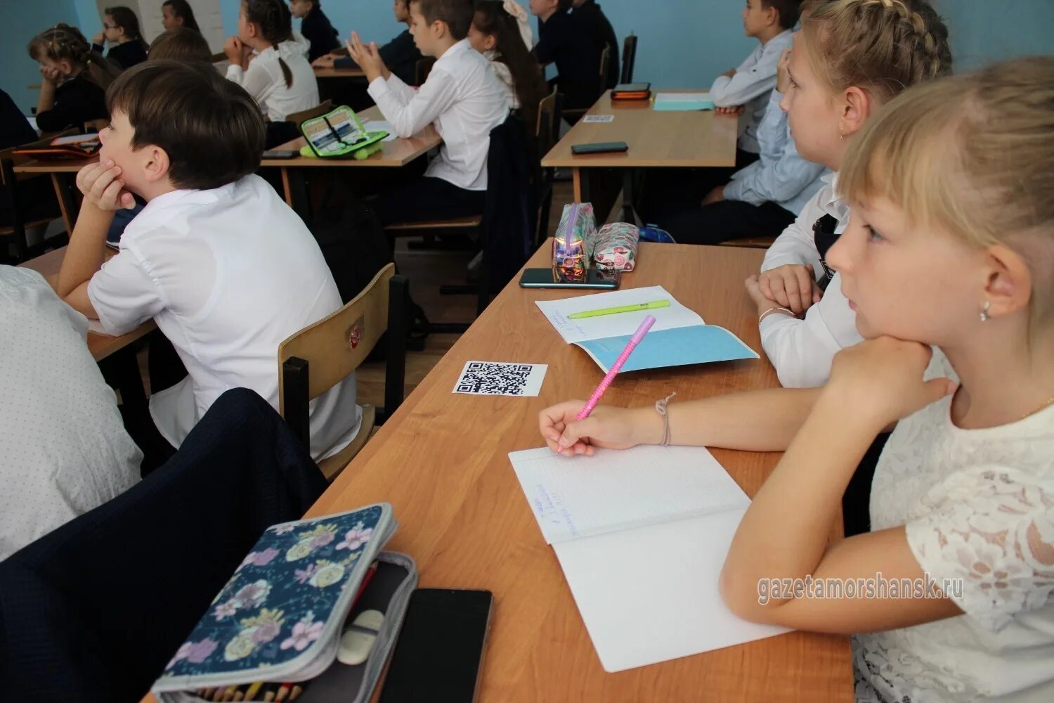 Достижения российских школ. Школьники на уроке. урок о важном в школе. третьеклассницы школа. третьеклассники.