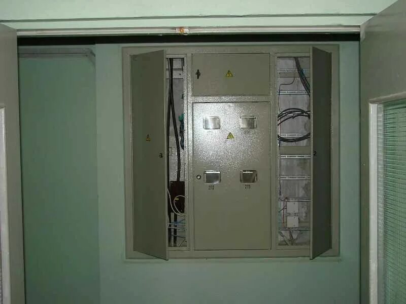 Счётчик электроэнергии в подъезде а щит в квартире. Щиток электрический старый. Где щиток в подъезде. Электрощит металлический для слаботочек 60х70. Где щиток в подъезде.