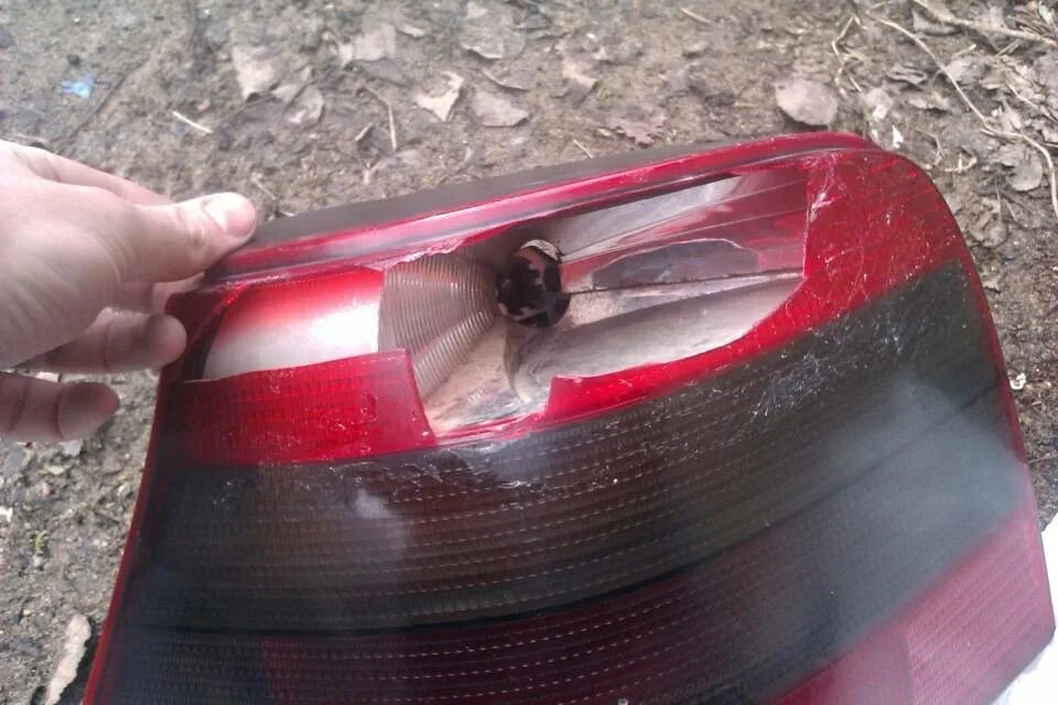 Склейка заднего фонаря авто. Сткклона фару рено флюинс. Можно ли заклеить фару. Восстановление стекла фары. Склеить фару.