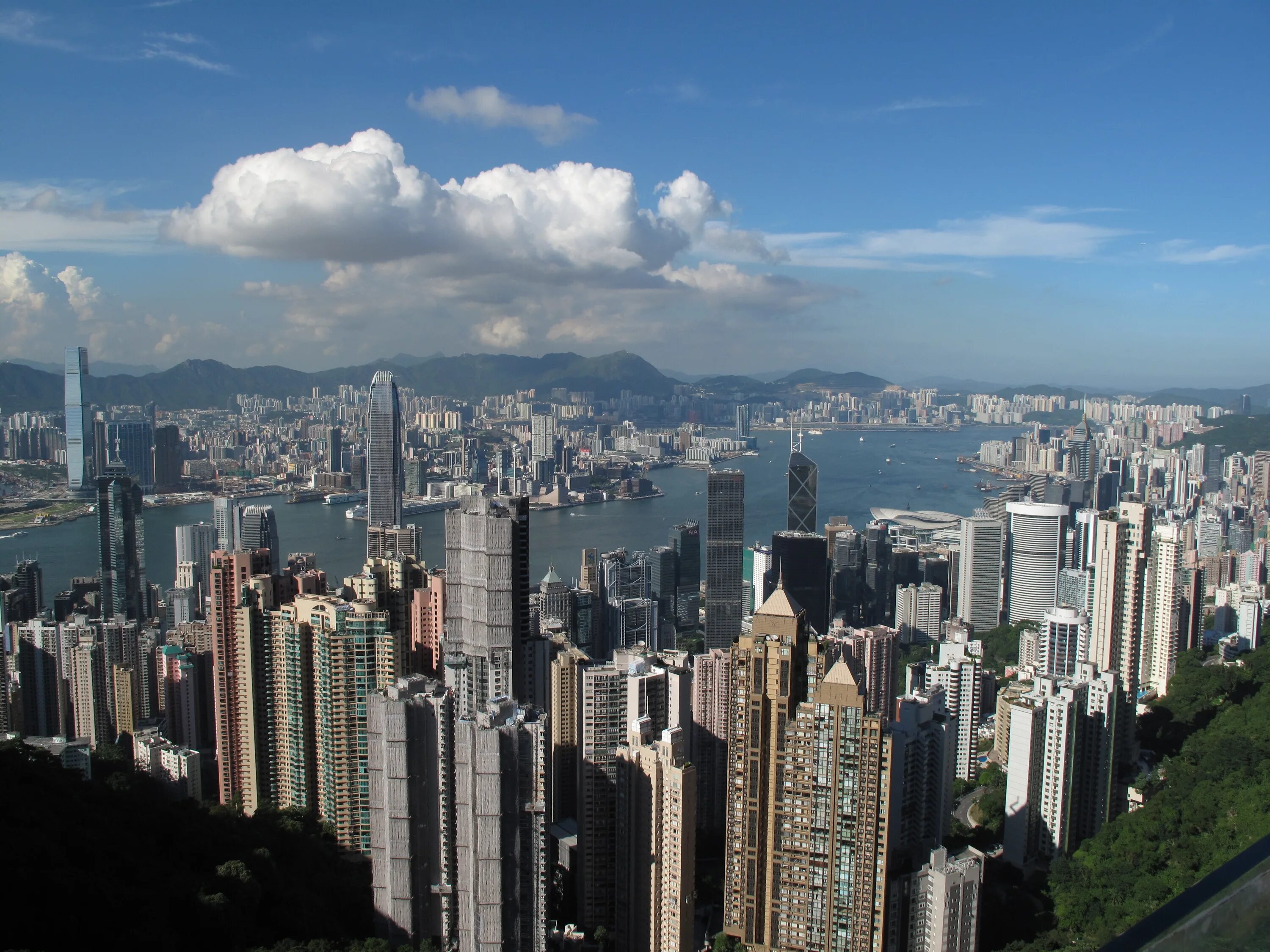 Небоскребы гонконга. Гонконг небоскребы. Гонг Конг панорама. Гонконг достопримечательности. Гонк-Конг красивый вид города здания.