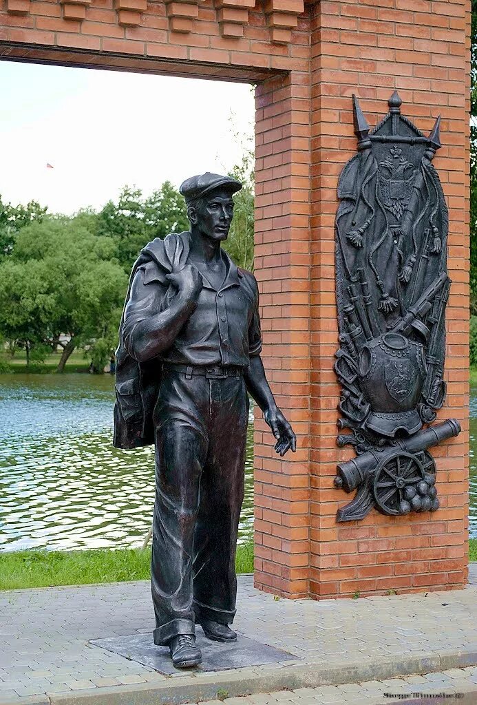 сестрорецк скульптура рабочий. памятник сестрам в сестрорецке. сестрорецк достопримечательности памятники. памятник рабочему в сестрорецке. сестрорецк достопримечательности памятники.