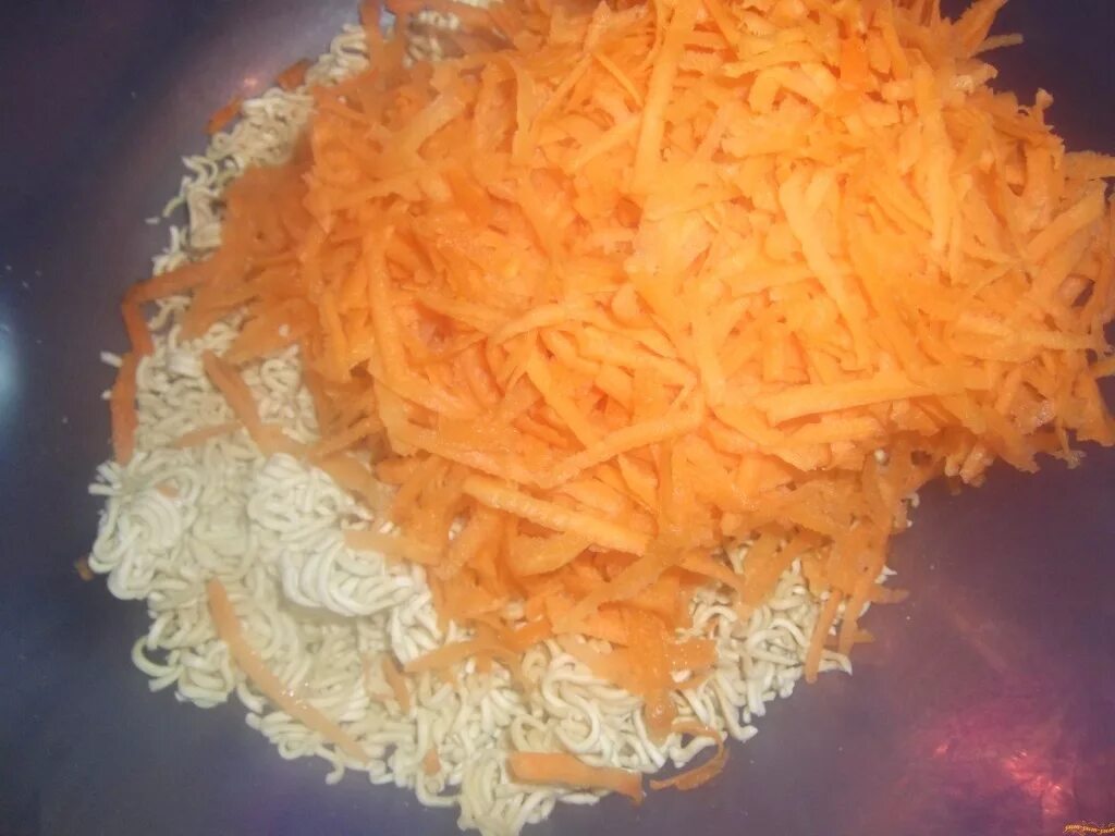 Рецепт салата с лапшой быстрого. Салат Роллтон морковь. Салат с вермишелью быстрого приготовления. Салат с роллтоном и яйцом. Салат с вермишелью быстрого приготовления и морковью.