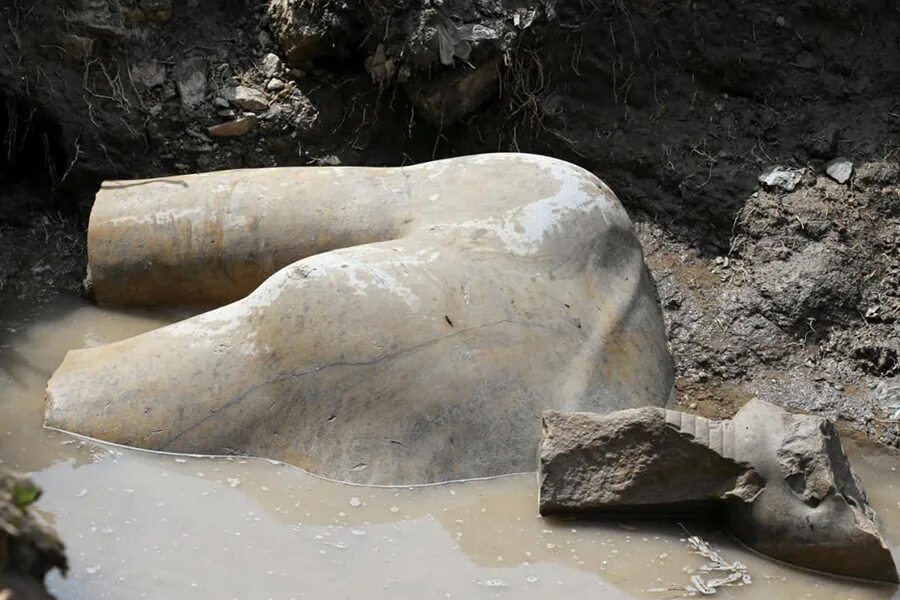 Найден каир. Статуя Рамзеса 2 обнаруженная в Каире. Обломки египетских статуй. В Египте откопали статую.