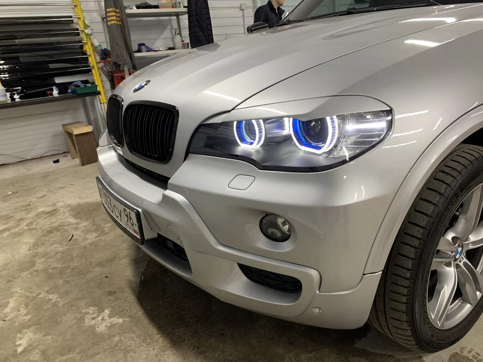 Бмв х5 глазки. BMW x5 e70 ангельские глазки. BMW x6 e71 ангельские глазки. X5 e70 ангельские глазки. Ангельские глазки БМВ х5 е70.