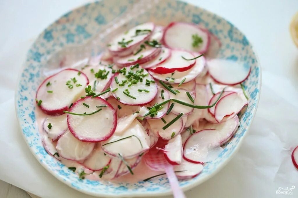 Салат из редиски вкусный рецепт. Блюда с редисом. Салат из редиса. Весенний салат с редиской. Салат с редиской и сметаной.