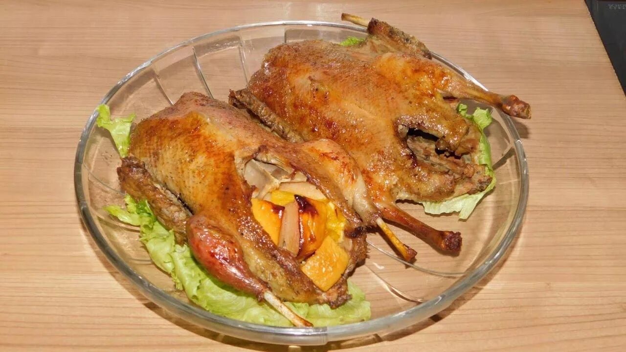 Утка запеченная в духовке. Дикая утка в духовке с картошкой. Гусь в духовке. Индоутка в духовке. Дикая утка целиком в духовке.