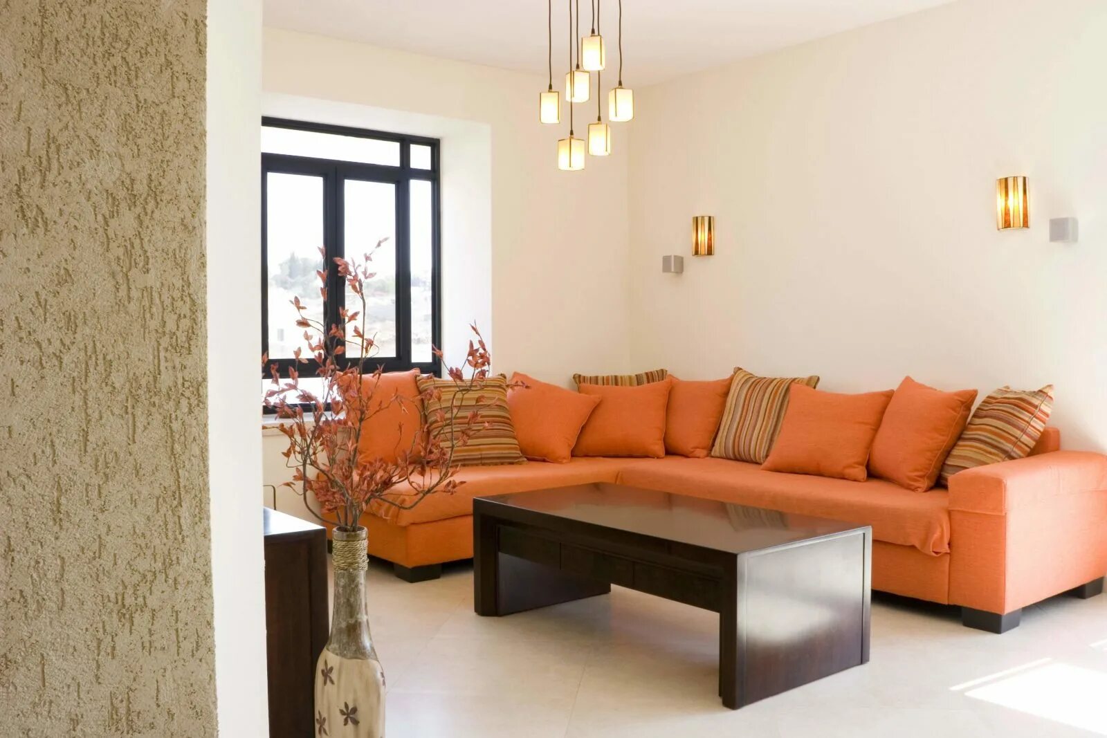 Оранжевый диван в интерьере. Цвет стен для зала. Оранжевые стены в интерьере. Гостиная с оранжевым диваном.