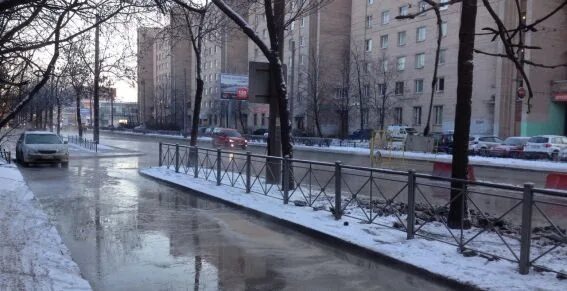 Вода на улице. Якорная улица. В январе на улицах вода. Бесплатная вода на улице.