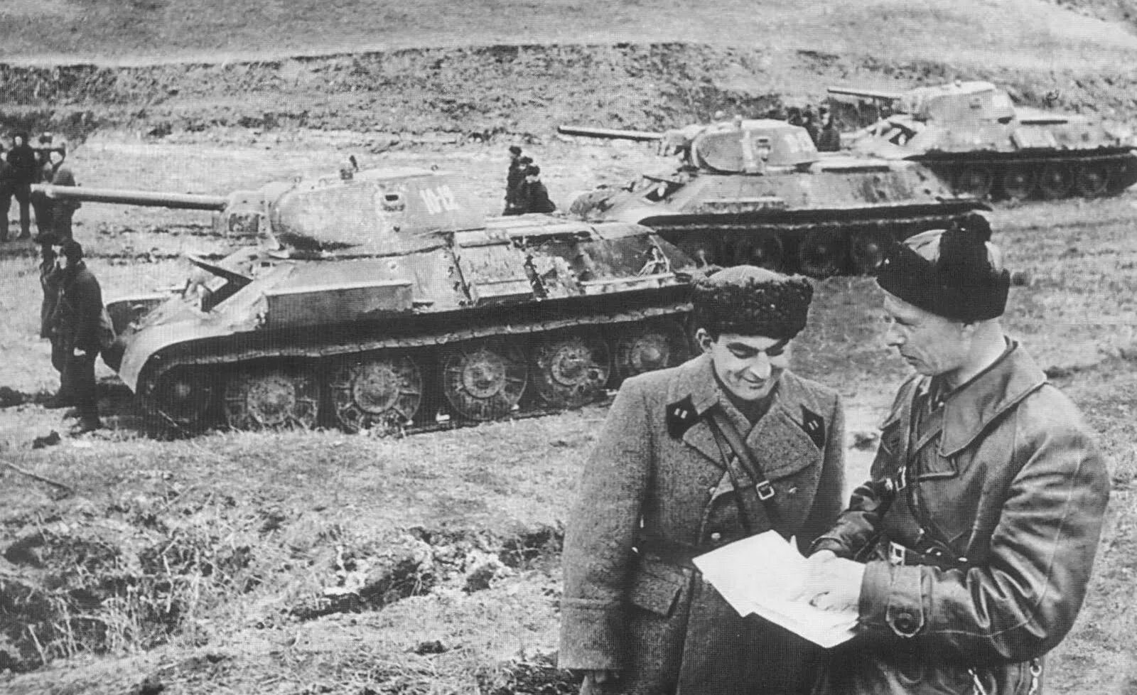 Наступление танковой дивизии. Т-34 1-Й Гвардейской танковой бригады 1942. Т-34-76 Юго-Западный фронт 1942. Т-34 дас Райх. 34 Гвардейская танковая бригада (34 гв. ТБР).