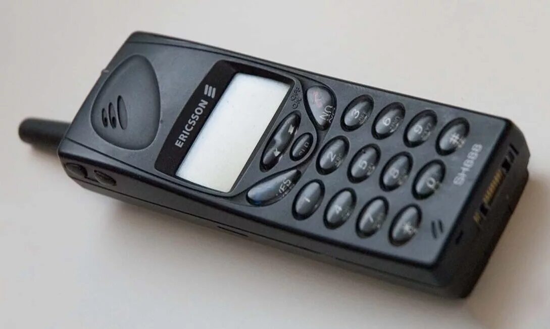 Сотовые телефоны 90. Sony Ericsson 90х. Сони Эриксон из 90. Эриксон 888. Моторола дампс 1997.