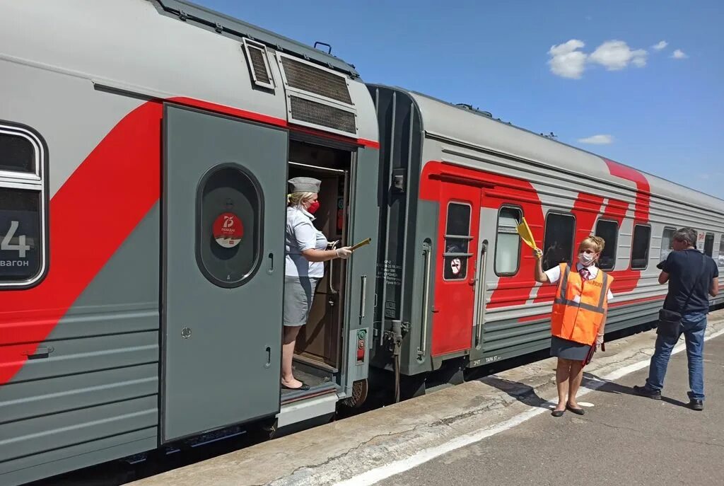 За сколько продают поезд дальнего следования. Поезд дальнего следования. Поезда дальногоследования. Поезда дальненготследования. Дальний поезд.