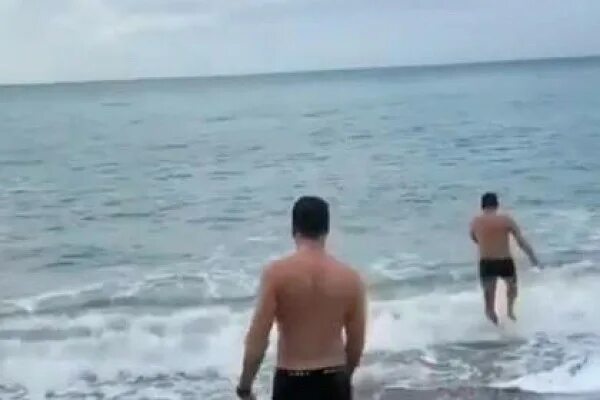 Мужики на море видео. Мужики на море видео. На пляже купание. Красивые парни на пляже. Мужики на море видео.