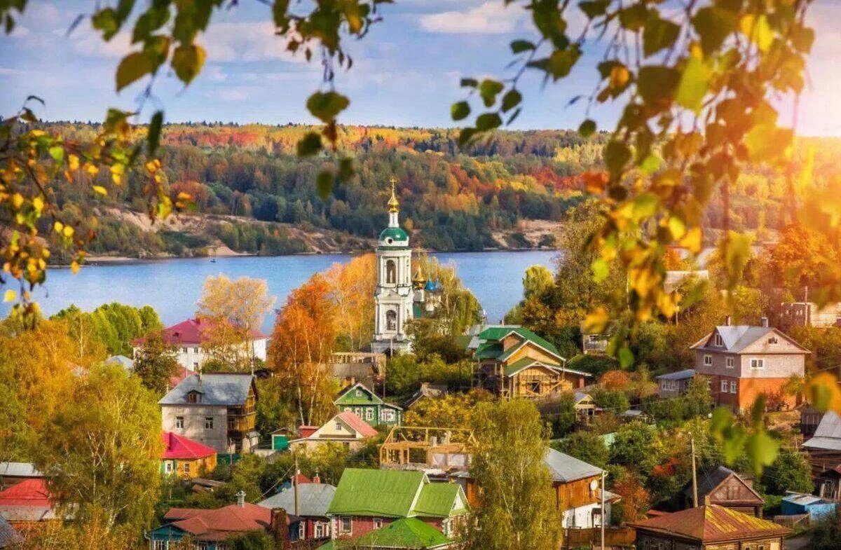 Городок на волге. Осенний Плес Ивановская. Золотой Плес Ивановская область. Ивановская область Плес осень. Плёс Ивановская область Золотая осень.