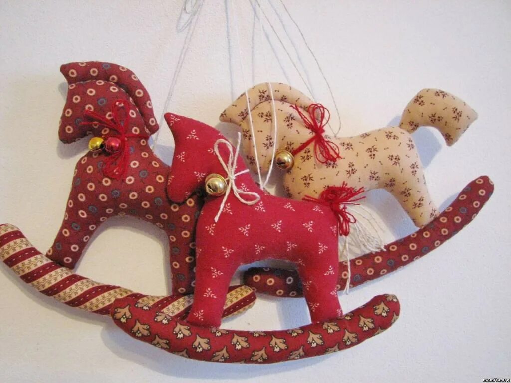 Лошадка из ткани. Текстильные новогодние игрушки. Текстильные лошадки на елку. Елочная игрушка лошадка из ткани. Текстильная елочная игрушка лошадка.