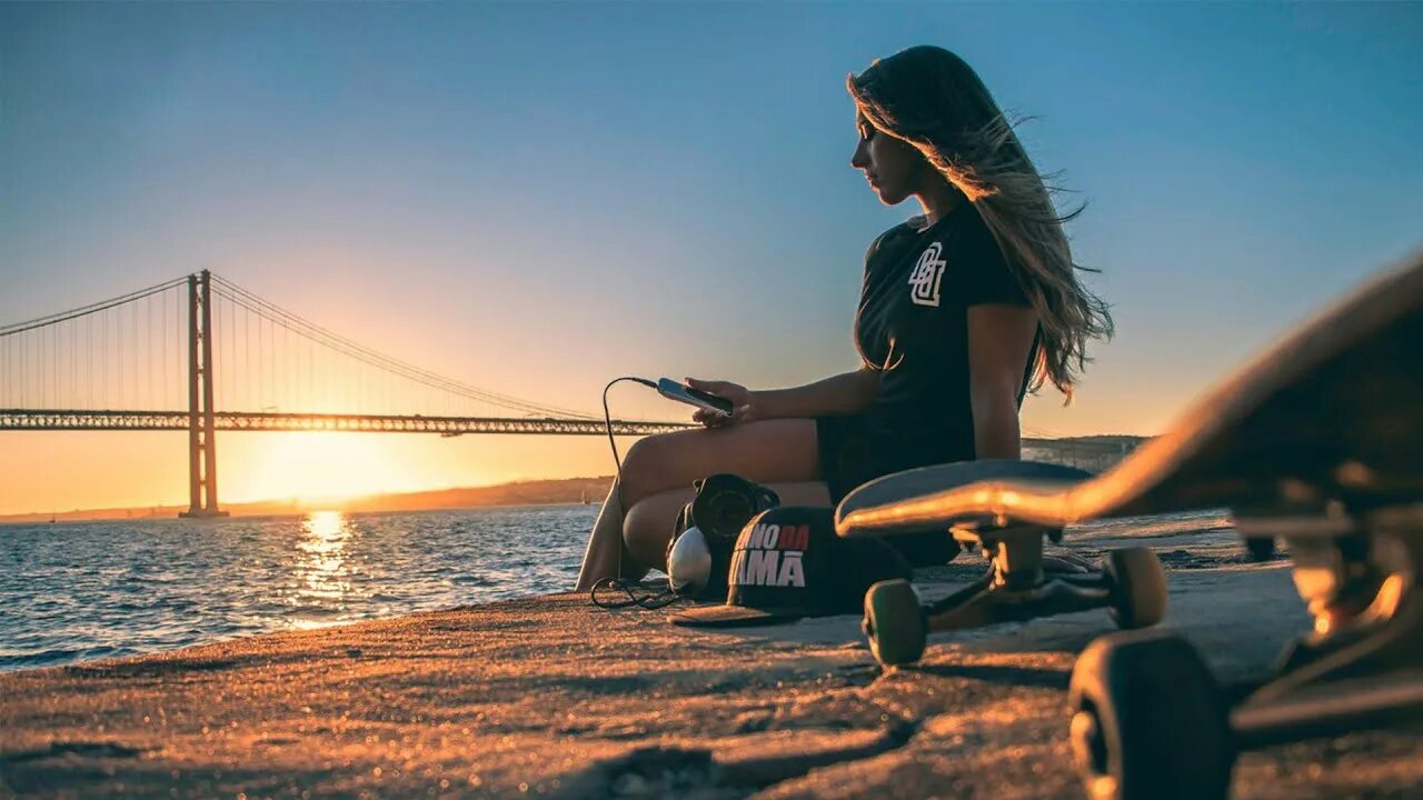 Дип хаус хорошего качества. Девушка на скейте. скейт на закате. девушка на пляже на закате. дип хаус.