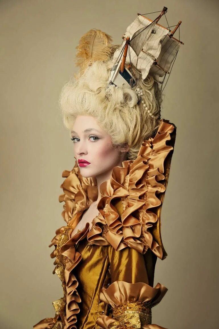 Парик 19 века. Прически ампир 19 век. Эпоха париков. Прическа фонтанж 17 век франция. Прически рококо 18 век.