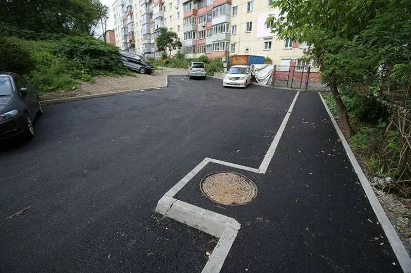 Покрытия дорог на перекрестке. Тротуар во дворе. Асфальт придомовой территории. Асфальтирование придомовой территории. Пешеходные дорожки на придомовой территории.