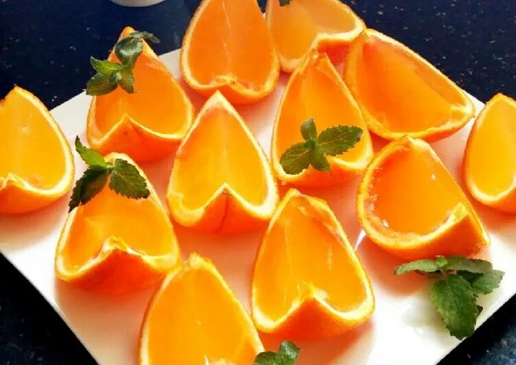 Желе с кусочками апельсина. Желе в апельсиновой кожуре. Желе в апельсиновой кожуре. Желе в апельсиновой кожуре. Желейные апельсины.