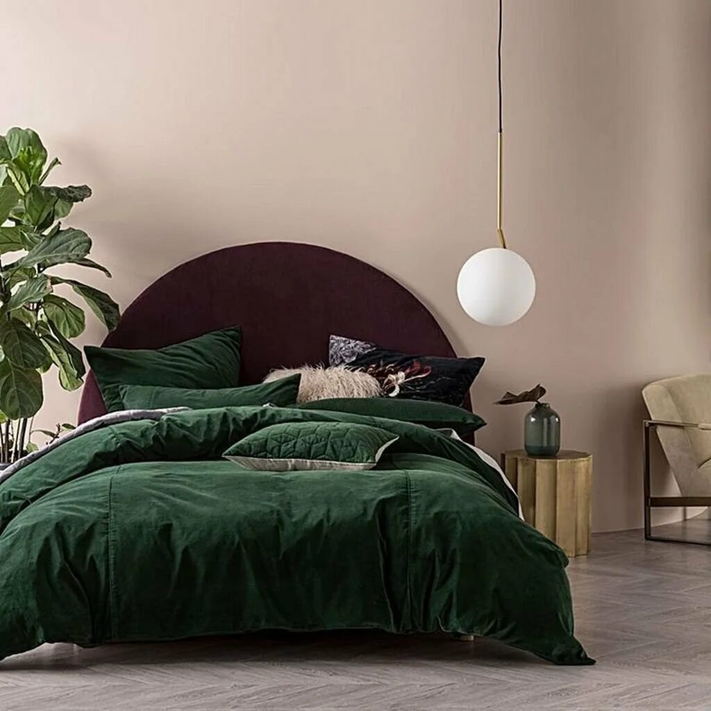 Изумрудная кровать аскона. Кровать изумрудного цвета. Изумрудный цвет в интерьере спальни. Изумрудная кровать в интерьере. Изголовье кровати изумрудного цвета.