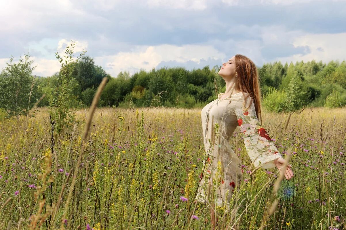 Фотосессия на траве девушка. В лугах печально кричали. Грустная девушка на природе. В лугах печально кричали. Девушка в тумане.