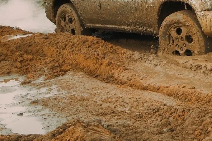 Застревают крошки. Машина в грязи. Машина застряла. Машина буксует в грязи. Грязевая машина.