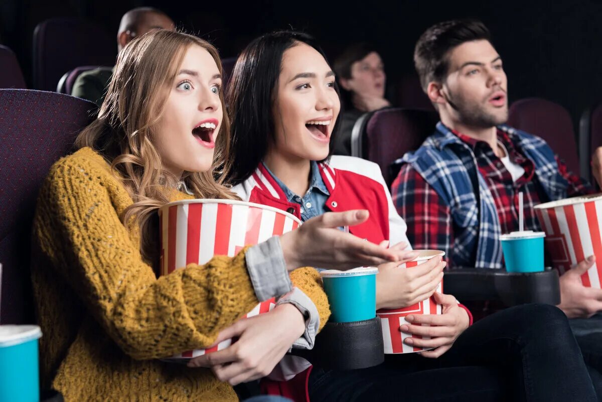 Кинотеатр. Зрители в кинозале. Друзья в кинотеатре. They like going to the cinema