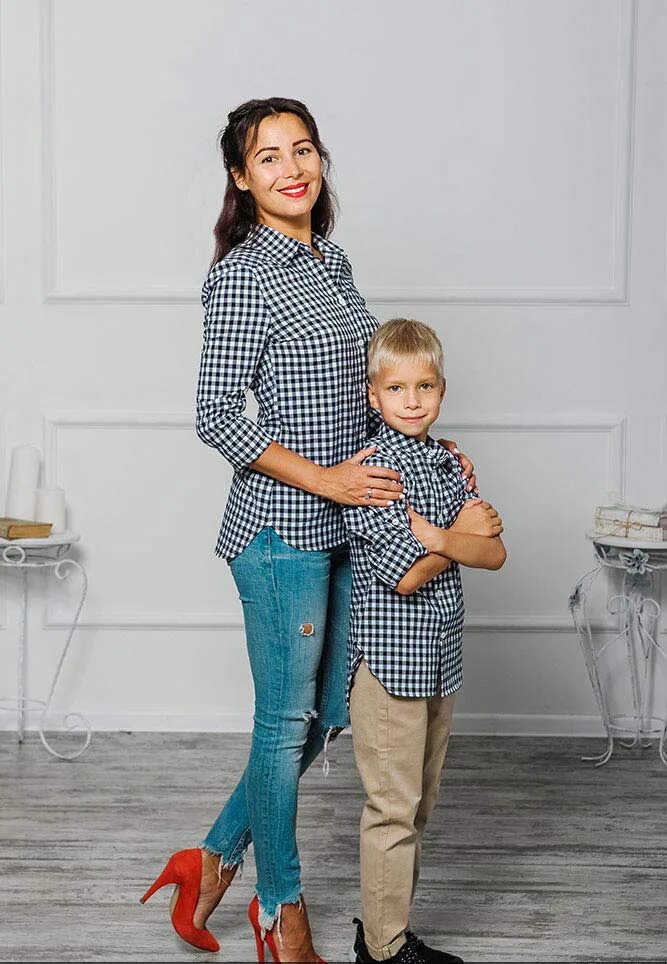 Фэмили лук в красную клетку. Фотосет семейный в клетчатых рубашках. Рубашки семья. Семья в летней одежде. Одинаковая одежда для всей семьи.