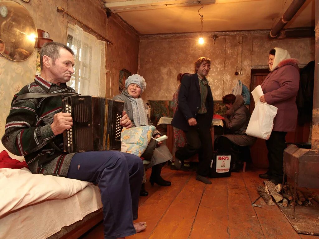 стив маккарри фотографии карелия. бедная деревня. российские деревни нищета. пенсионеры в деревне. жители российской глубинки.