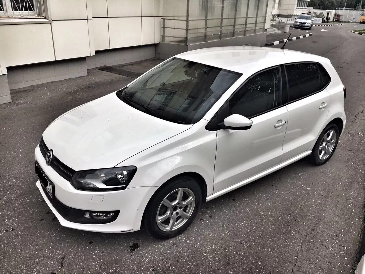 Поло хэтчбек 2010. VW Polo Hatchback 2010. Volkswagen Polo 2010 хэтчбек. VW Polo Hatchback 1.4 2010. Фольксваген поло 5 хэтчбек белый.