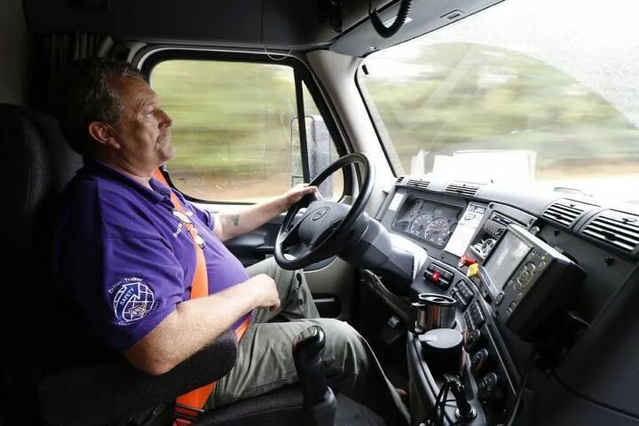 Профессия шофер дальнобойщик. Водитель дальнобойщик. Водитель грузового автомобиля. Водитель грузовика. Водитель за рулем грузовика.