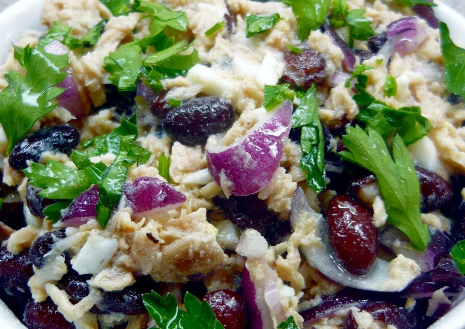 Салат с тунцом и фасолью. Рецепт салата с тунцом фасолью и яблоком. Салат с тунцом и фасолью красной. Рецепт салата с тунцом фасолью и яблоком. Салат с тунцом и сельдереем.