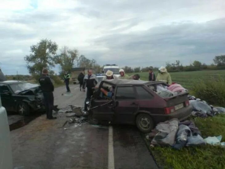 Кантемировка богучар дорога. Разбитая ваз 2104 белая. Авария трасса дон м4 воронежская область. 01. Авария в богучарском районе вчера.