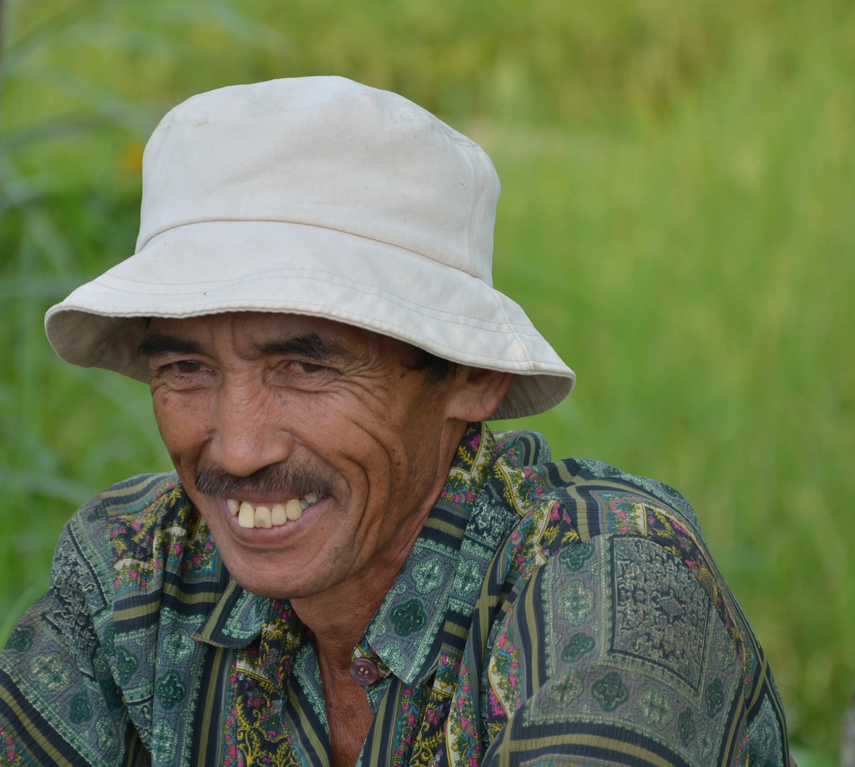 Головной убор индонезийца. Индонезийцы мужчины. Пожилой человек в шляпе. Индонезийская шляпа. Old asia