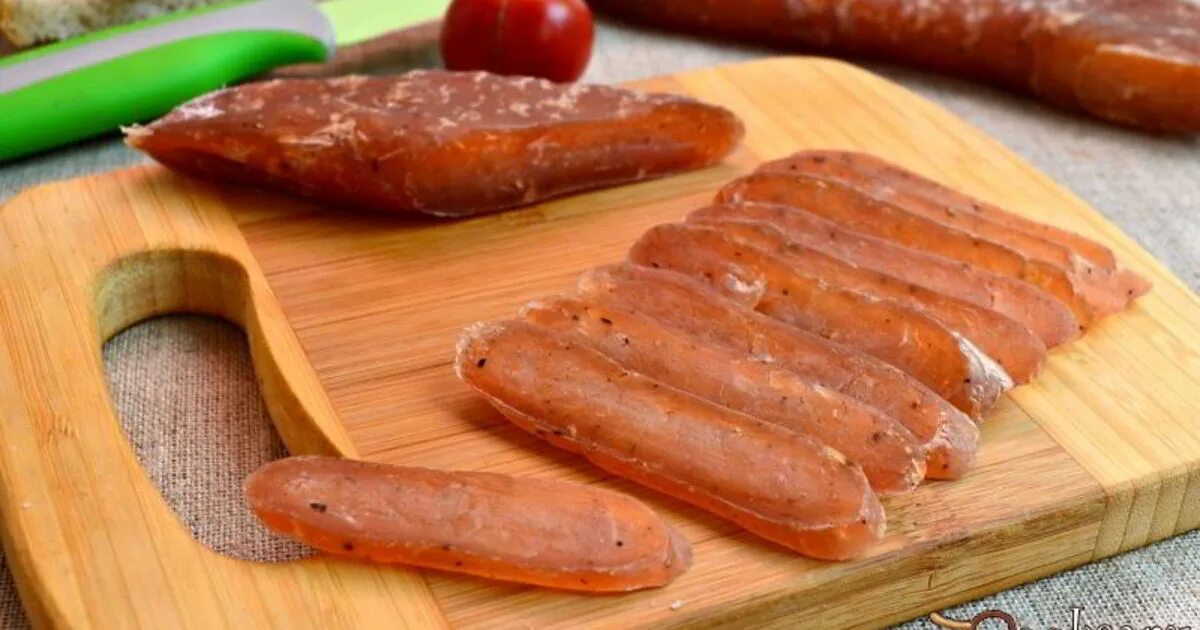 Колбаски из куриной грудки. Пастрома куриная. Мраморный рулет из курицы с желатином. Куриная колбаса с грибами. Колбаса из грудки.