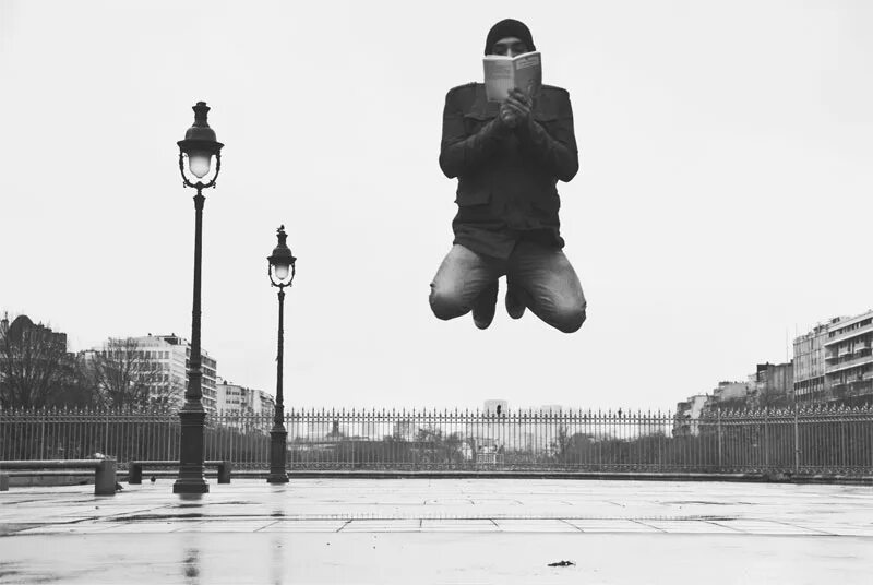 По ту парящего человека. Человек левитирует. левитация человека. человек парит в воздухе. человек висит в воздухе.