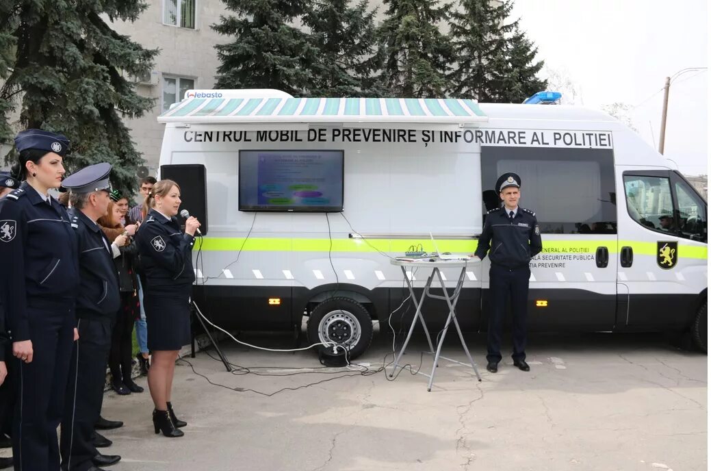 Молдавская полиция машина. Полицейские Молдовы. Автомобили полиции Молдавии. Полиция Молдовы форма.